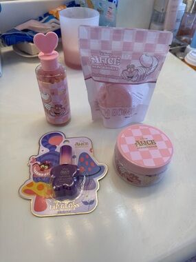 Disney Alice in Wonderland Cheshire Cat Spa Bundle Bath Bomb Lip Gloss Body Care